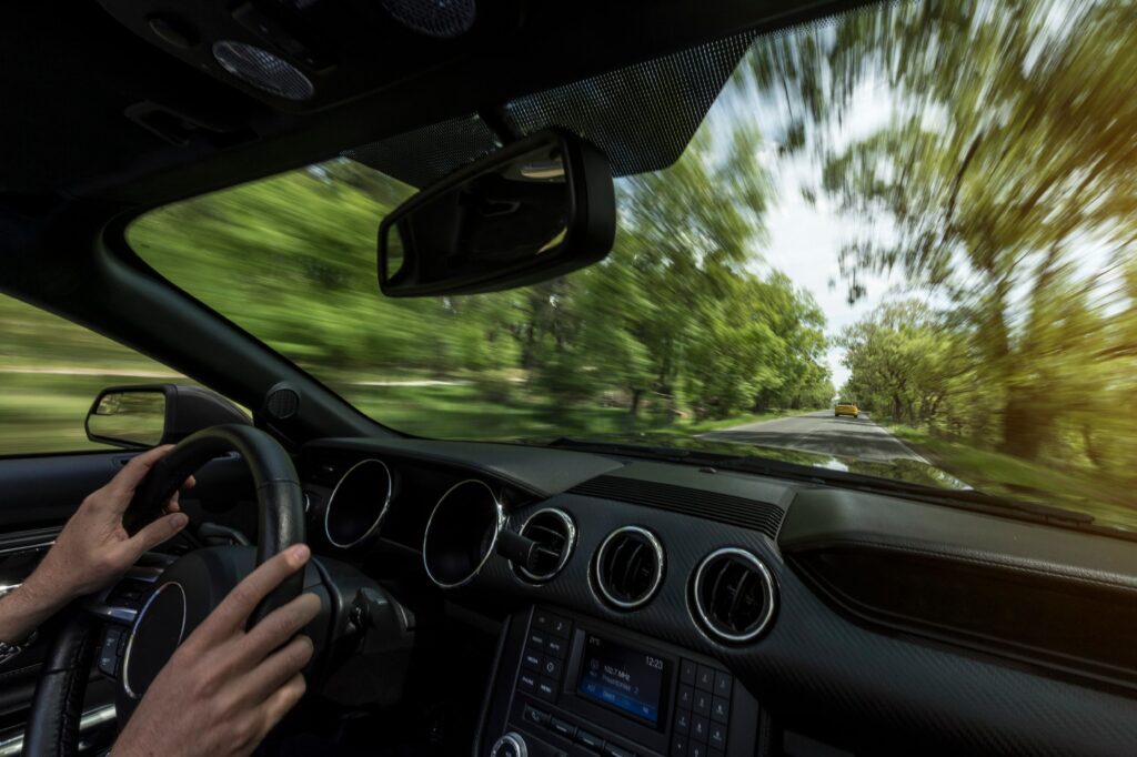 Senior bereidt rijbewijskeuring voor met documenten, bril en medicatieoverzicht op tafel