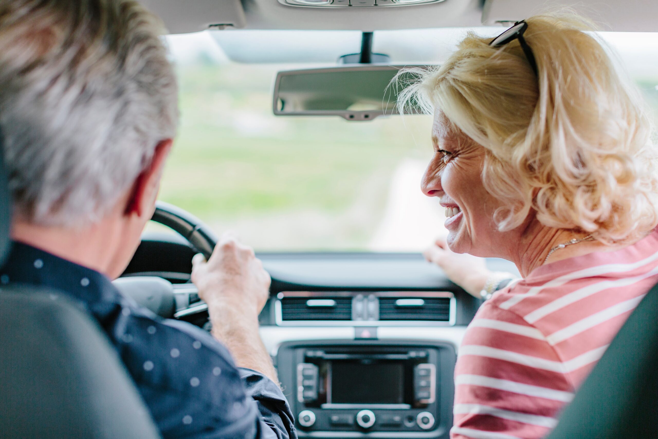 Oudere vrouw haalt haar nieuwe rijbewijs op aan de balie van het gemeentehuis