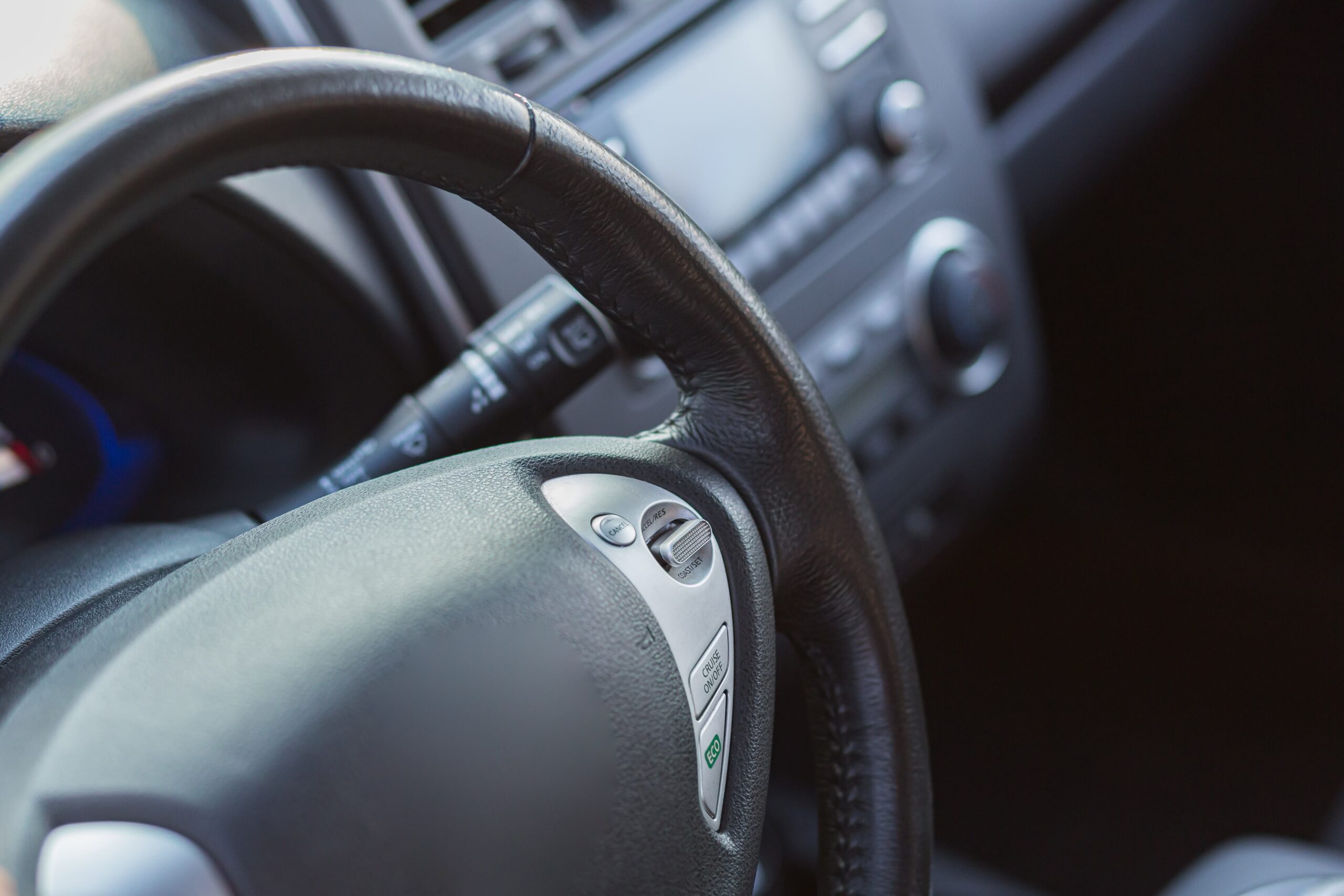 Man bekijkt de vervaldatum op de achterkant van zijn Nederlandse rijbewijs