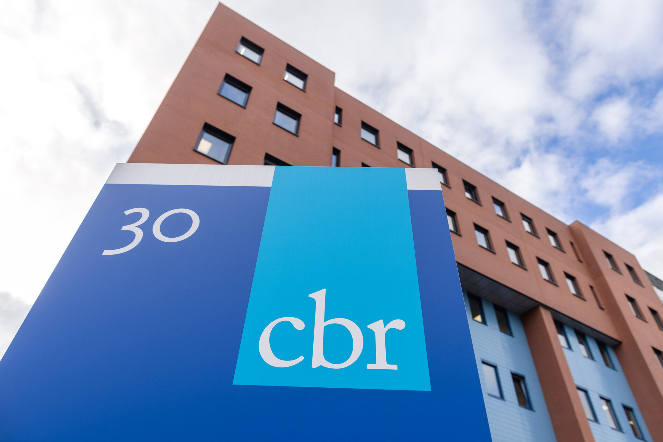 Man leest thuis aan tafel de besluitbrief van het CBR over zijn rijgeschiktheid